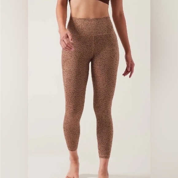 ATHLETA salutation stash pocket Leopard Print 7/8 Leggings - Picture 1 of 9